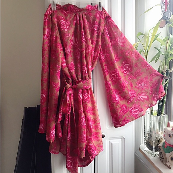 Fashion to Love Pants - Bat  sleeve floral print romper🍎🖐🏼/NWOT